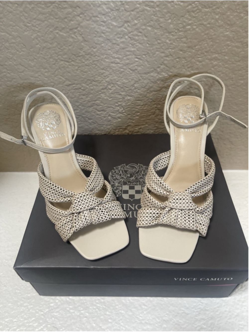 Vince Camuto Cream Polka Dot Bow Heels 7.5 M - Picture 2 of 7